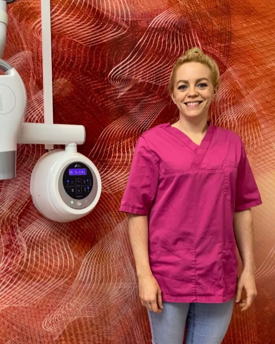 Hanne ved røntgenapparatet på Haugen Tannklinikk